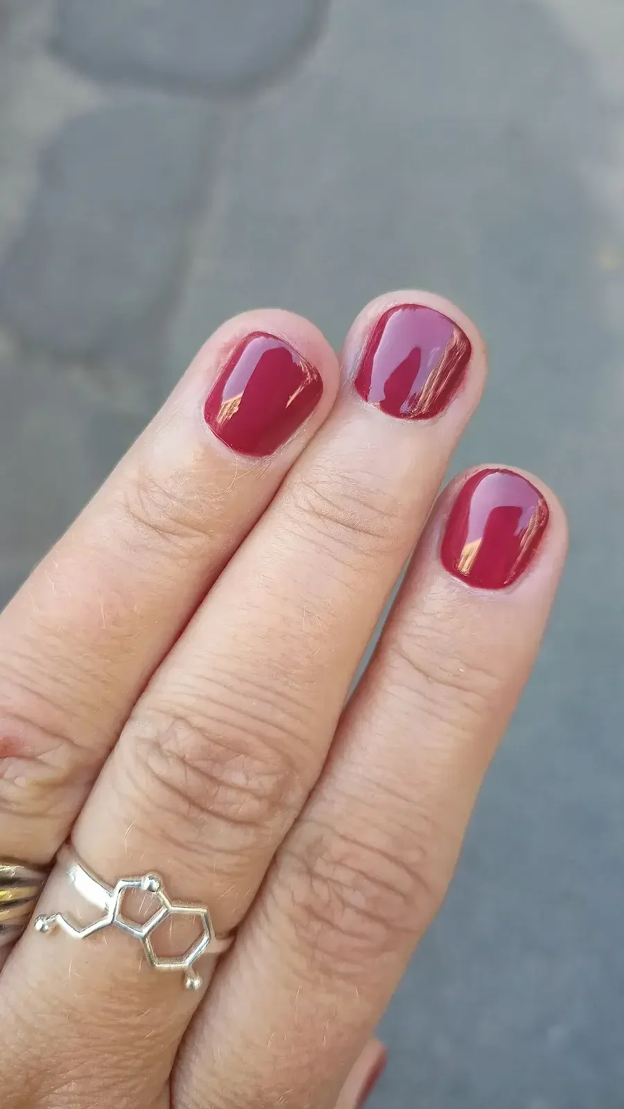 Manicura semipermanente: uñas burdeos con detalle dorado