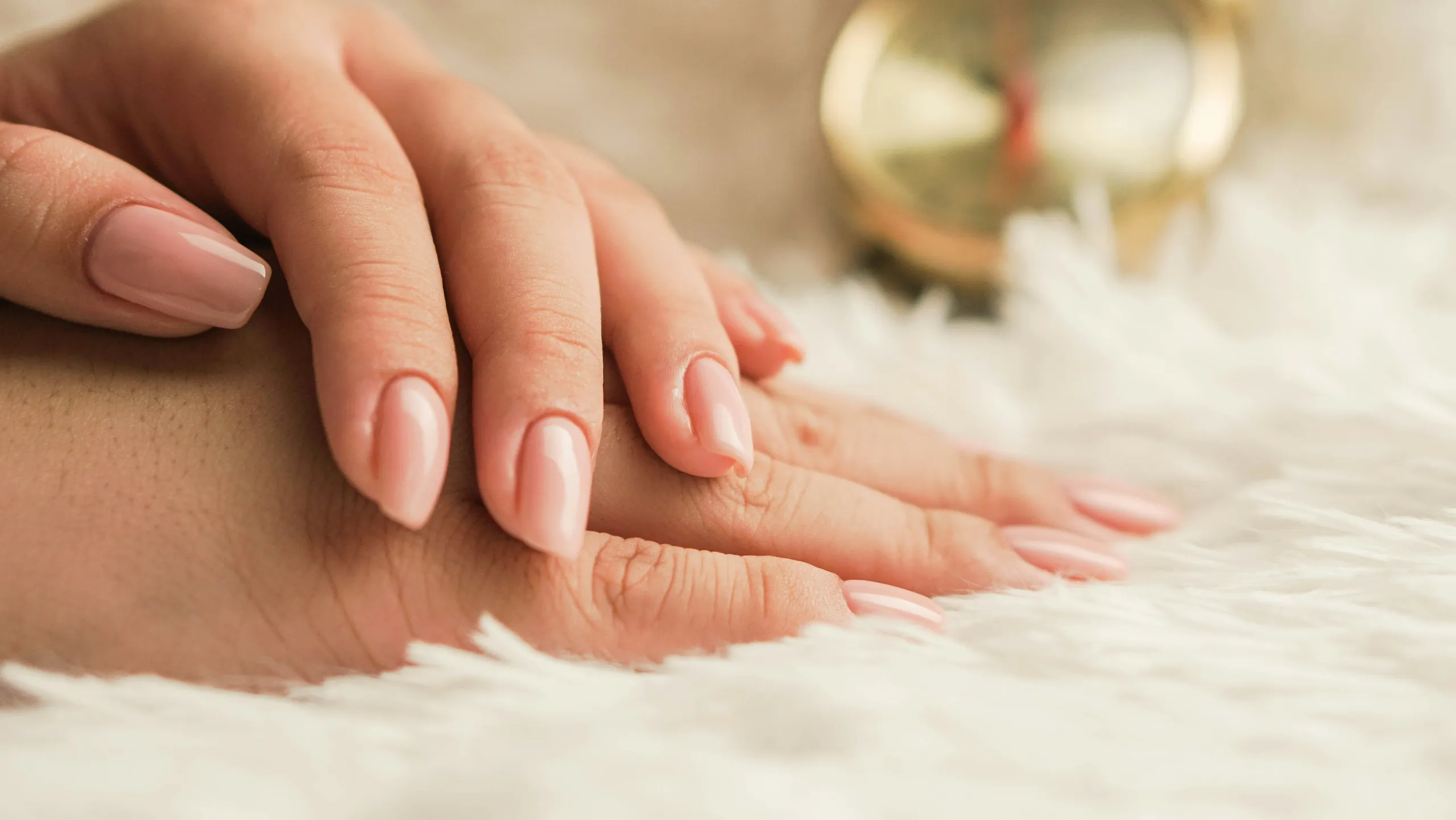 Manos cuidadas con una manicura delicada en rosa