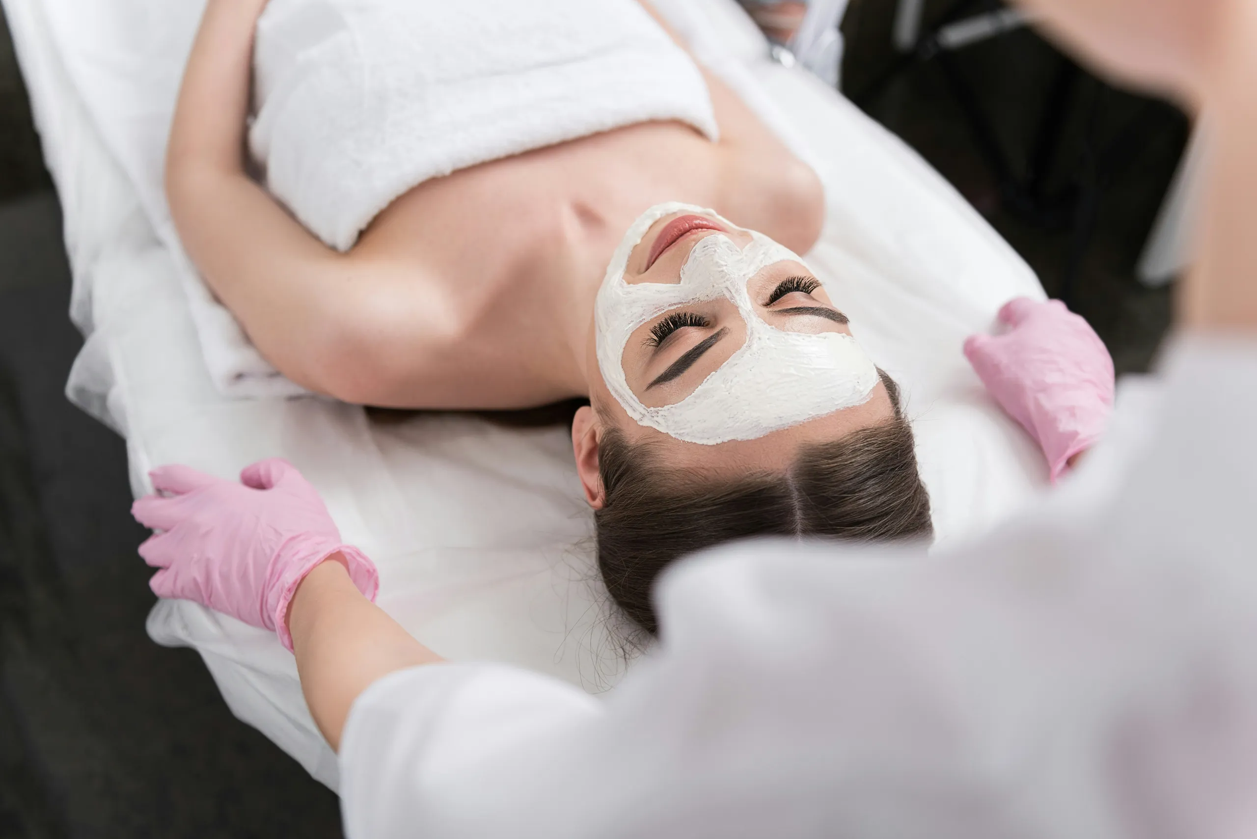 Tratamiento facial con mascarilla en el salón