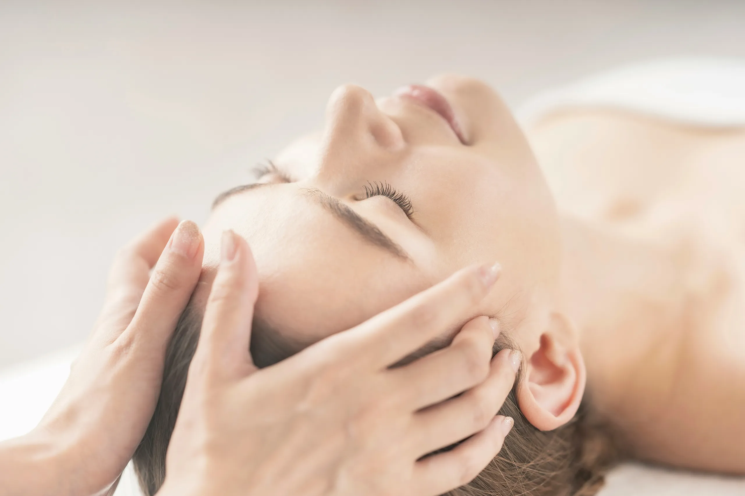 Masaje facial relajante durante un tratamiento en el salón