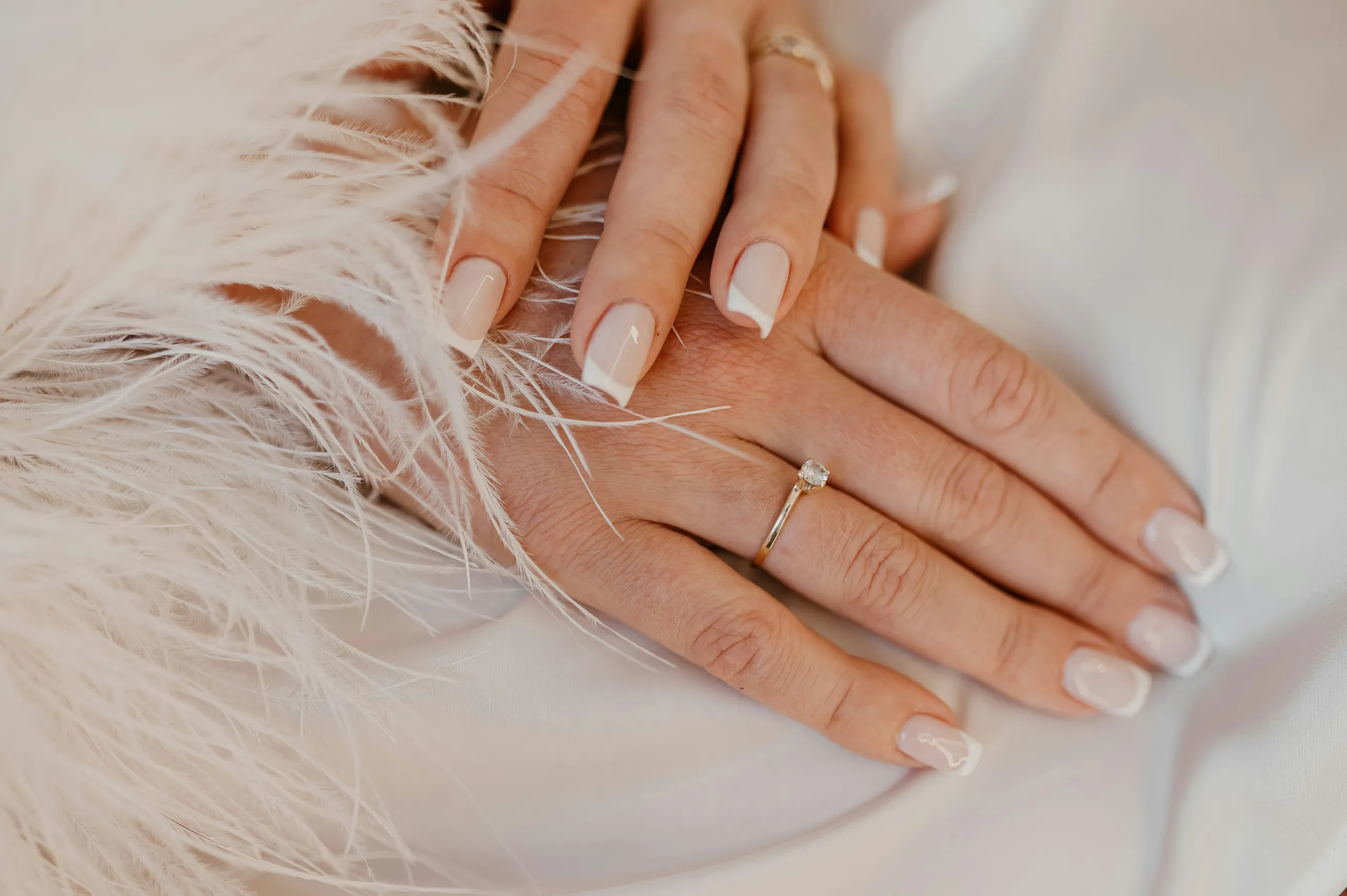 Manicura semipermanente: uñas burdeos con detalle dorado